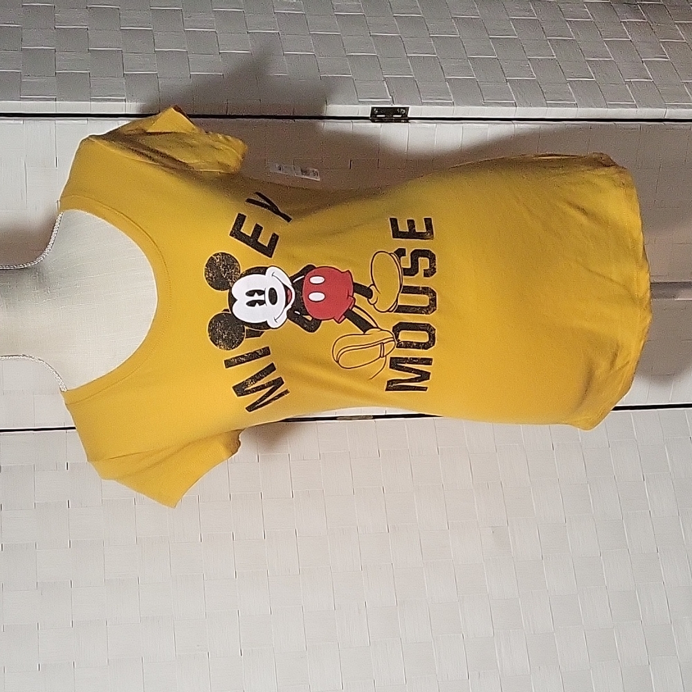 Disney T-shirt (NWT) Size M Women's Mickey Mouse Short sleeve Scoopneck Shirt